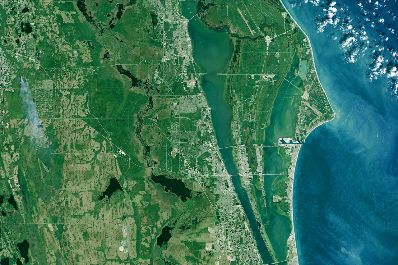 Rising sea levels in 2015 gradually affected the high tide line near the Kennedy Space Center in Florida. Image credit: NASA Earth Observatory
